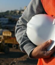 Homme sur un chantier évoluant dans le secteur du BTP