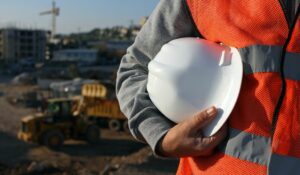 Homme sur un chantier évoluant dans le secteur du BTP