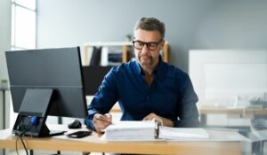 Un expert-comptable comptabilisant un compte prorata